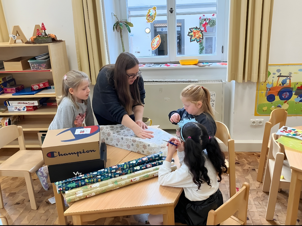 Die Kinder verpackten die Geschenke liebevoll