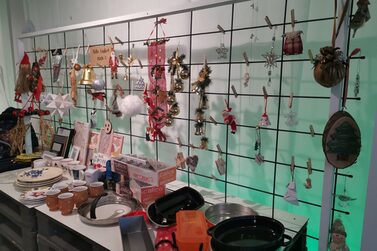 Beim Weihnachtswarentauschtag 2025 kann im Zukunftsraum wieder nach Schätzen gestöbert werden.