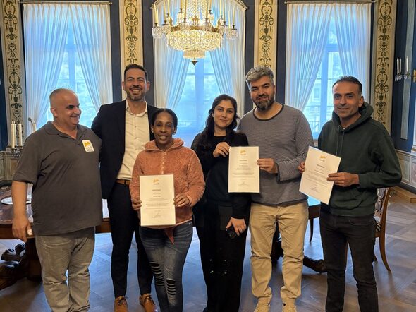 Zertifizierter Einsatz: Zusammen mit weiteren Teilnehmenden hat Rebaz Omer Ali Ali (2.v.r.) die Arbeit der Stadtverwaltung im Rahmen des AsylbLG unterstützt.