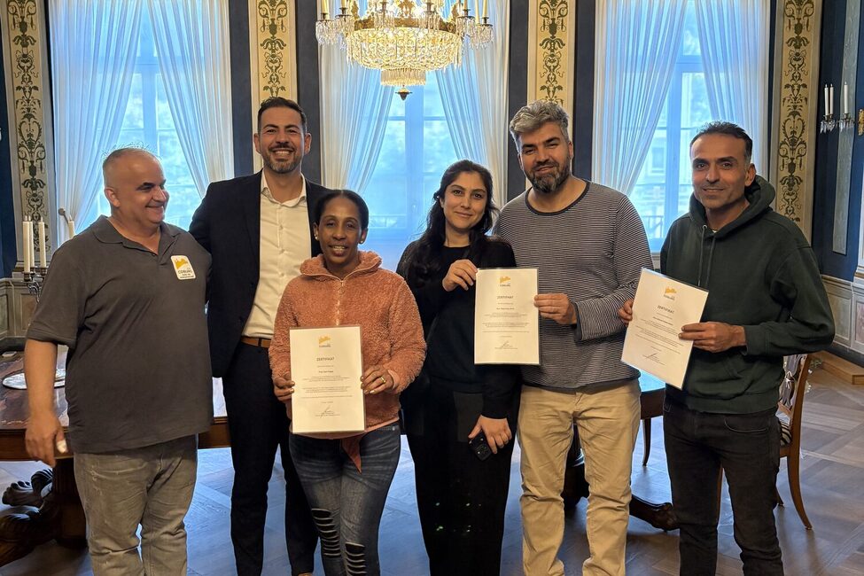 Zertifizierter Einsatz: Zusammen mit weiteren Teilnehmenden hat Rebaz Omer Ali Ali (2.v.r.) die Arbeit der Stadtverwaltung im Rahmen des AsylbLG unterstützt.