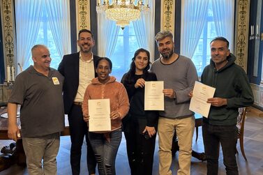 Zertifizierter Einsatz: Zusammen mit weiteren Teilnehmenden hat Rebaz Omer Ali Ali (2.v.r.) die Arbeit der Stadtverwaltung im Rahmen des AsylbLG unterstützt.