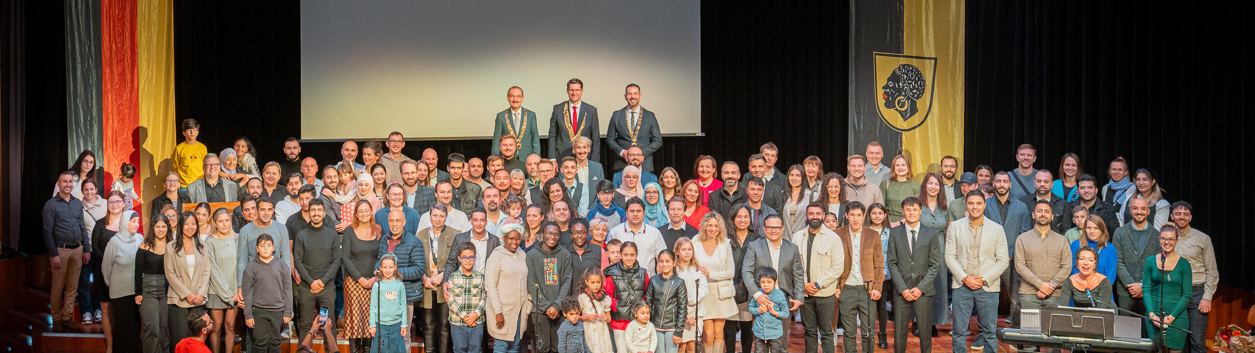 Rund 300 Menschen wurden in Coburg 2024 eingebürgert. Viele waren mit Familie und Freunden zur Einbürgerungsfeier ins Kongresshaus gekommen.