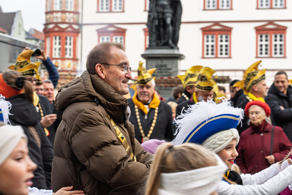 Rathaussturm 2025: Bürgermeister Hans-Herbert Hartan zieht mit der Polonaise über den Marktplatz