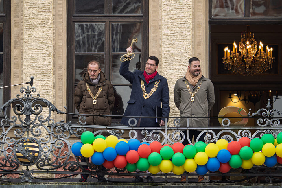 Rathaussturm 2025: Noch hat OB Dominik Sauerteig den Rathausschlüssel fest in der Hand.