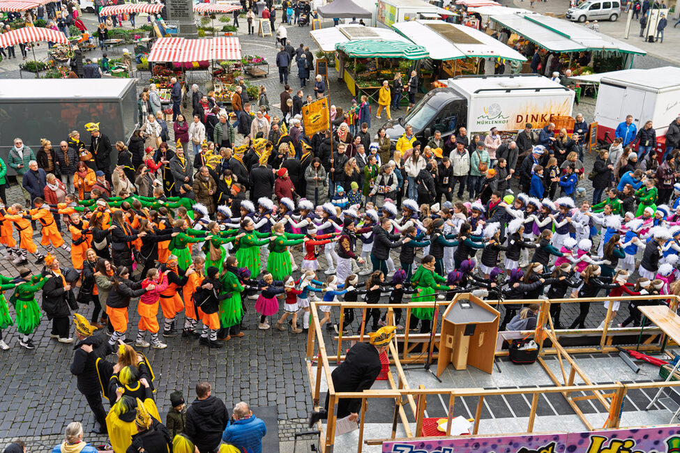 Rathaussturm 2025: Buntes Treiben auf dem Marktplatz