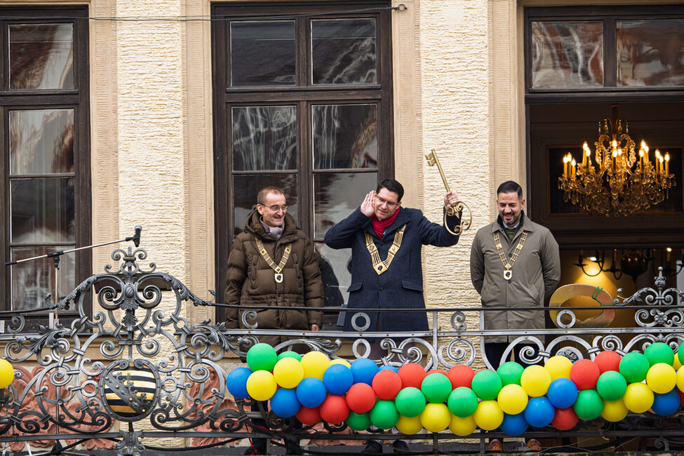 Rathaussturm 2025: Die Närrinen und Narrhalesen fordern lautstark den Rathaushausschlüssel