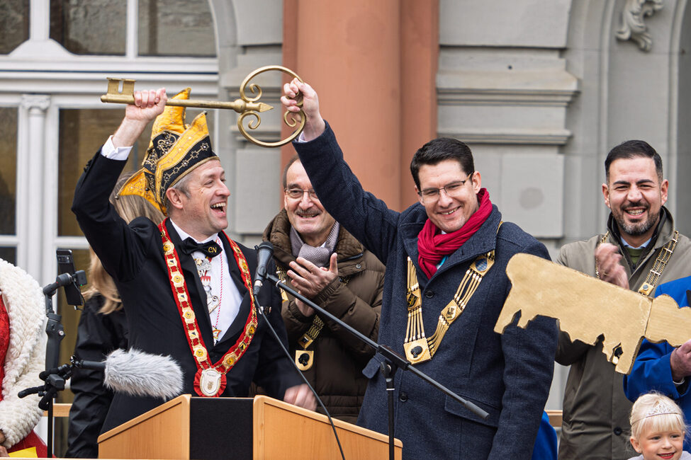 Rathaussturm 2025: OB Dominik Sauerteig übergibt den Rathausschlüssel an Narhalla-Präsidenten Stefan Unglaub