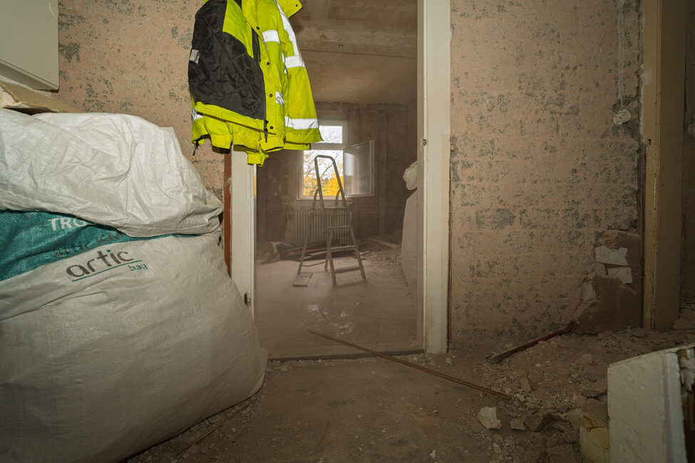 Die Wandverkleidung in der alten Hausmeisterwohung wurde entfernt.