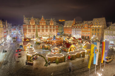 Der Coburger Weihnachtsmarkt lockt jährlich zur Adventszeit zahlreiche Menschen in die Innenstadt.