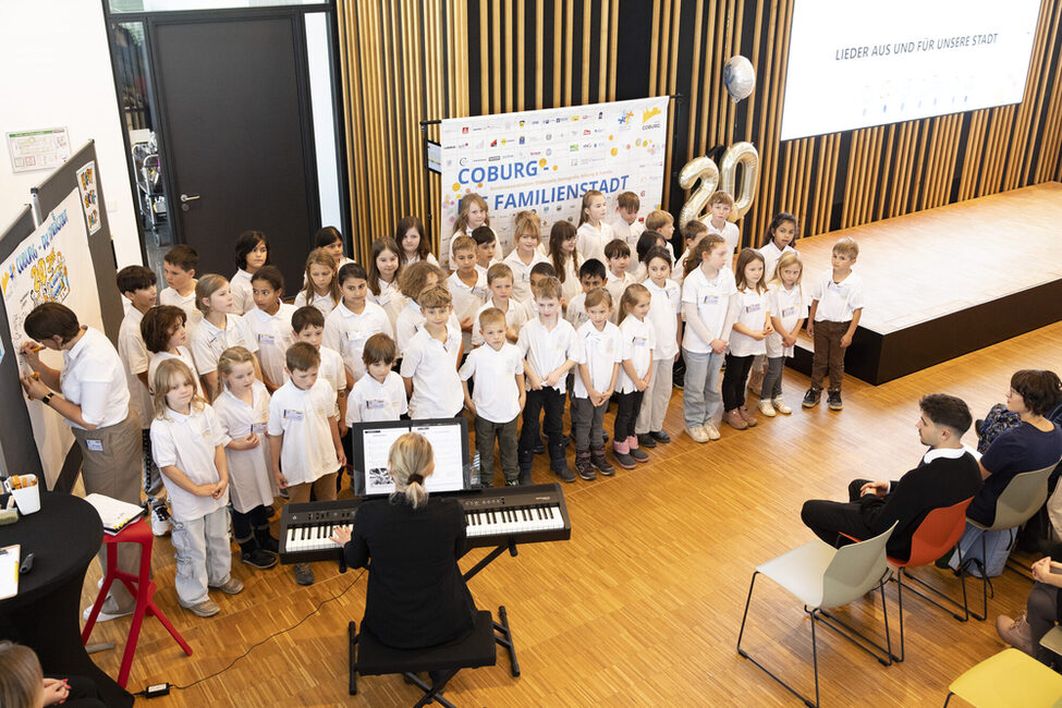 Der Chor der Grundschule Neuses gratulierte auch