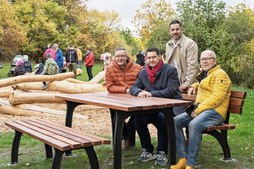 Freude bei der Eröffnung des Naturspielplatzes in Scheuerfeld (von links): Roland Eibl, stellvertretender Vorsitzender des Bürgervereins Scheuerfeld, Oberbürgermeister Dominik Sauerteig, Bürgermeister Can Aydin und Hubert Niestroy, Vorsitzender des Bürgervereins.