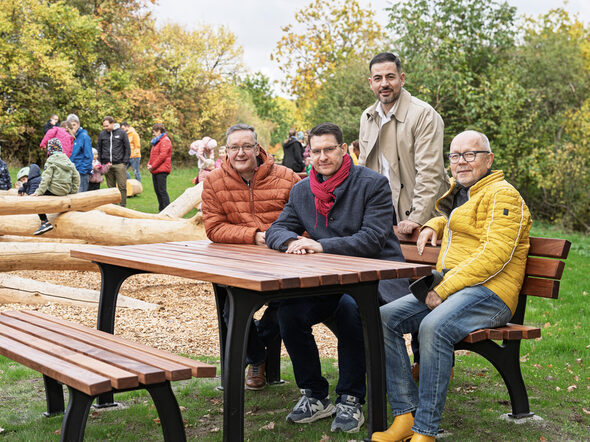 Freude bei der Eröffnung des Naturspielplatzes in Scheuerfeld (von links): Roland Eibl, stellvertretender Vorsitzender des Bürgervereins Scheuerfeld, Oberbürgermeister Dominik Sauerteig, Bürgermeister Can Aydin und Hubert Niestroy, Vorsitzender des Bürgervereins.