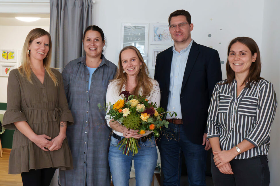 OB Dominik Sauerteig und Diana Schmitt (WiFög) heißen Dr. Stefanie Langer und ihr Team in Coburg.