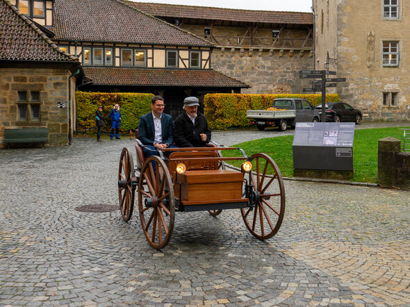 Oberbürgermeister Dominik Sauerteig und Rolf Sander bei einer Fahrt mit dem Flocken Elektrowagen auf der Veste Coburg.
