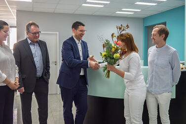 OB Dominik Sauerteig begrüßt Olena Kushch und Michael Chapran. Beide haben eine neue Hausärztliche Praxis in der Hindenburgstraße eröffnet.