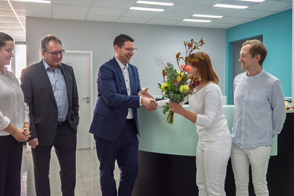 OB Dominik Sauerteig begrüßt Olena Kushch und Michael Chapran. Beide haben eine neue Hausärztliche Praxis in der Hindenburgstraße eröffnet.