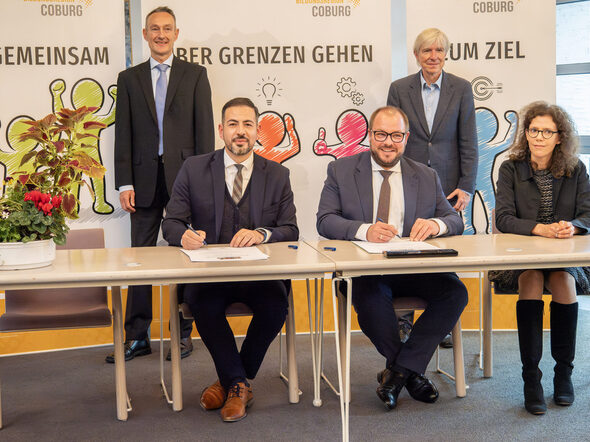 Ministerialdirektor Christian Schoppik, 3. Bürgermeister Can Aydin, Landrat Sebastian Straubel, Regierungsvizepräsident Thomas Engel und Ministerialrätin Kerstin Wollenschläger unterzeichnen die Ernennungsurkunden.