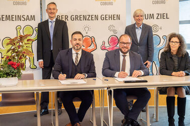 Ministerialdirektor Christian Schoppik, 3. Bürgermeister Can Aydin, Landrat Sebastian Straubel, Regierungsvizepräsident Thomas Engel und Ministerialrätin Kerstin Wollenschläger unterzeichnen die Ernennungsurkunden.