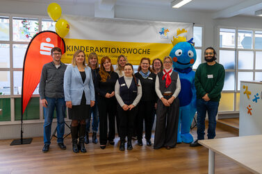 Zum Auftakt der Coburger Kinderaktionswoche 2025 haben sich zahlreiche Unterstützer*innen im Kinder- und Familienbüro versammelt.