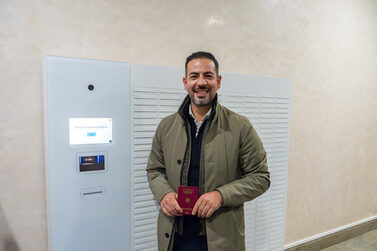 Can Aydin vor der neuen Dokumentenausgabebox