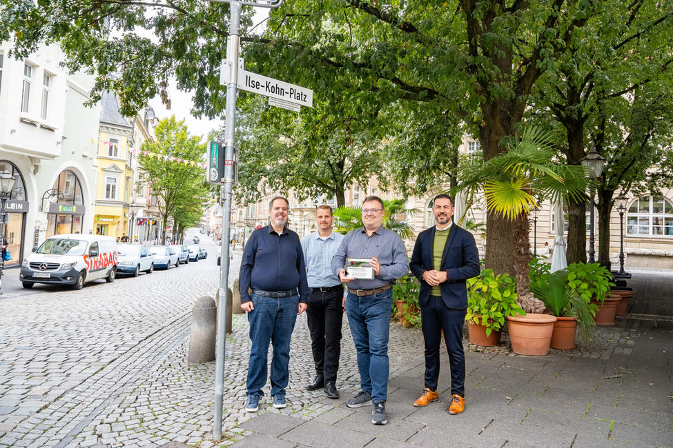 Stefan Fey, Finn Ebsen, Dr. Christian Boseckert und Can Aydin präsentieren das Portal.