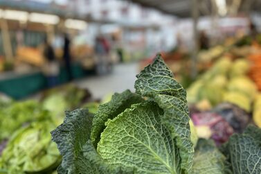 Auf dem Wochenmarkt gibt es eine große Auswahl an regionalen Produkten.