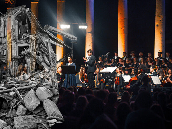 Collage: Stadtruine und Hatay Academy Orchestra