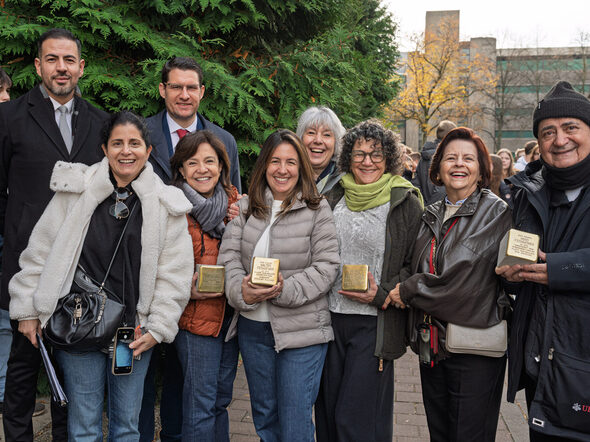Nachfahren der Familie Fechheimer haben Stolpersteine in Coburg verlegt.