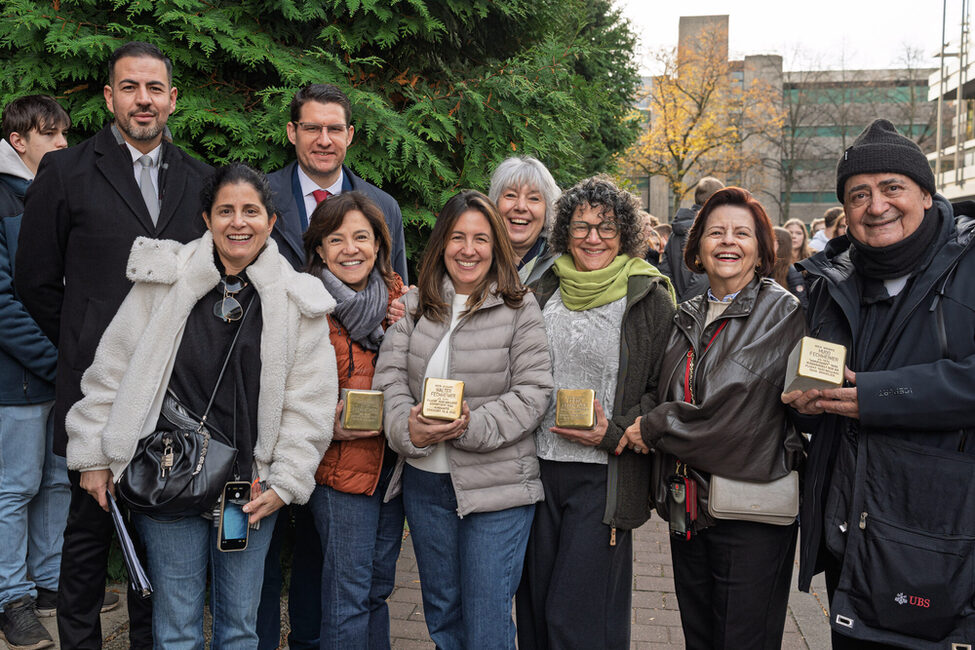 Nachfahren der Familie Fechheimer haben Stolpersteine in Coburg verlegt.