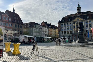 Die Markthändler*innen des Gemüsemarktes kommen mehrmals die Woche auf dem Marktplatz.