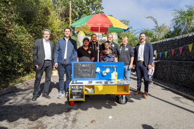 Round Table Coburg übergibt dem Kinderhaus Seidmannsdorf eine selbstgebaute Matschküche – sehr zur Freude der Kinder und Gäste.