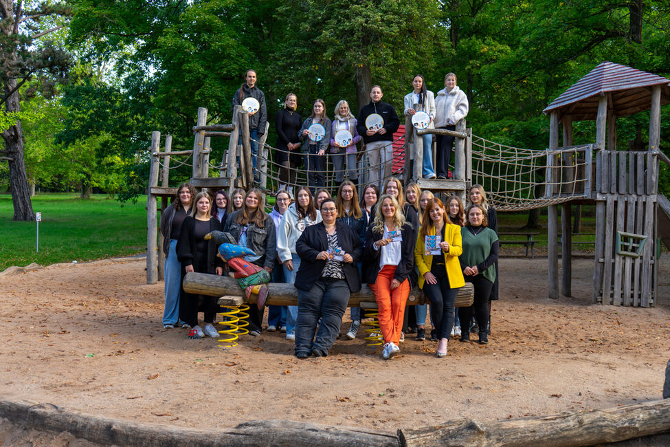 v.l.n.r. die drei Initiatorinnen des Lernpfads Dunja Behr (GGSD Fachakademie für Sozialpädagogik), Karin Burkardt (Kinderbeauftragte der Stadt Coburg), Bianca Haischberger (Leiterin der Stabsstelle Demografie, Bildung und Familie) und die Studierenden der GGSD Fachakademie für Sozialpädagogik