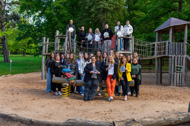 v.l.n.r. die drei Initiatorinnen des Lernpfads Dunja Behr (GGSD Fachakademie für Sozialpädagogik), Karin Burkardt (Kinderbeauftragte der Stadt Coburg), Bianca Haischberger (Leiterin der Stabsstelle Demografie, Bildung und Familie) und die Studierenden der GGSD Fachakademie für Sozialpädagogik