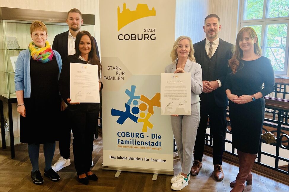 v.l. Dana Helbig (Stabsstelle Demografie, Bildung und Familie), Katerina Arca und Yannick Tetzlaff (Lebensträume e.V.), Henrike Freier (Verbundleiterin EJF), 3. Bürgermeister Can Aydin, Bianca Haischberger (Leiterin Stabsstelle Demografie, Bildung und Familie)