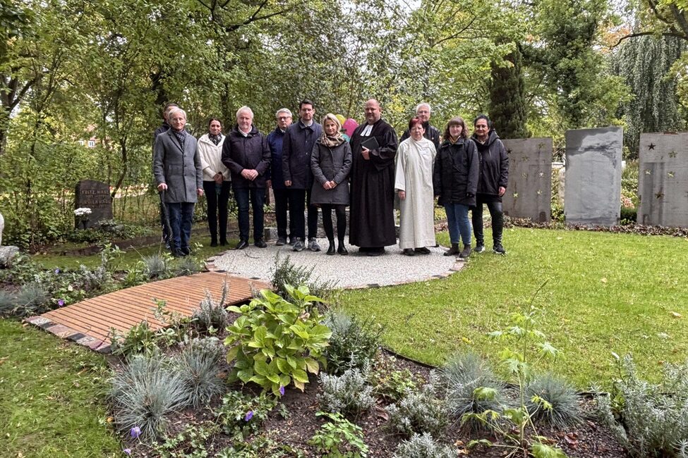 Das Grabfeld für Sternenkinder am Coburger Friedhof wurde eröffnet. Das Blumenbeet im Vordergrund symbolisiert einen Fluss, in dem die Sternenkinder beerdigt werden.