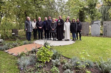 Das Grabfeld für Sternenkinder am Coburger Friedhof wurde eröffnet. Das Blumenbeet im Vordergrund symbolisiert einen Fluss, in dem die Sternenkinder beerdigt werden.