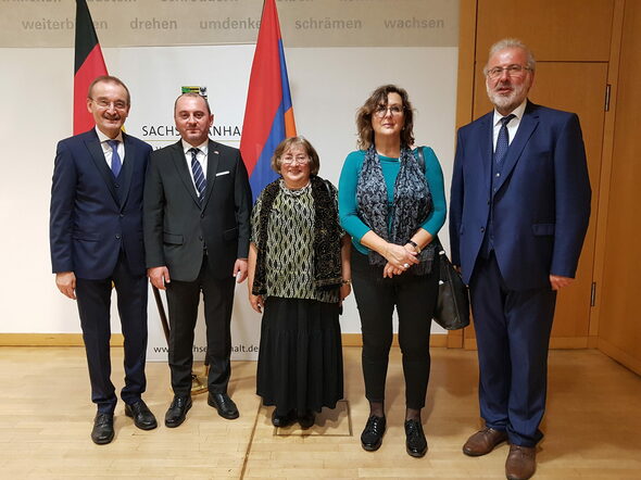 2. Bürgermeister Hans-Herbert Hartan feiert zusammen mit S.E. Herr Viktor Yengibaryan (2. links) den armenischen Unabhängigkeitstag.
