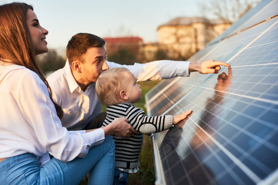 Familie mit Kind an Solaranlage