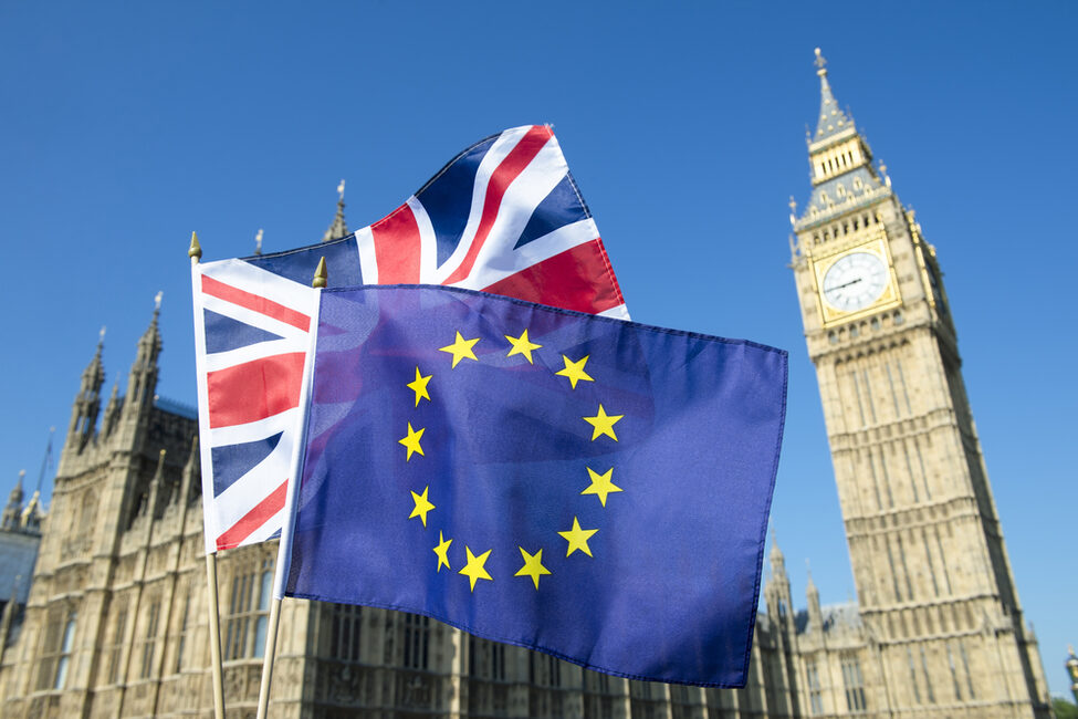 Britische und europäische Flagge vor dem britischen Parlament