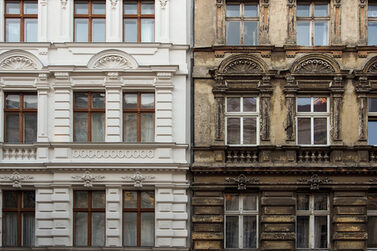 Denkmalschutz: Restaurierte und sanierungsbedürfte Fassade