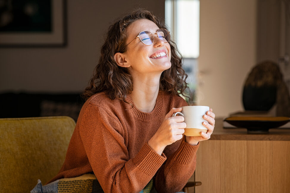 Frau entspannt bei einer Tasse Kafee