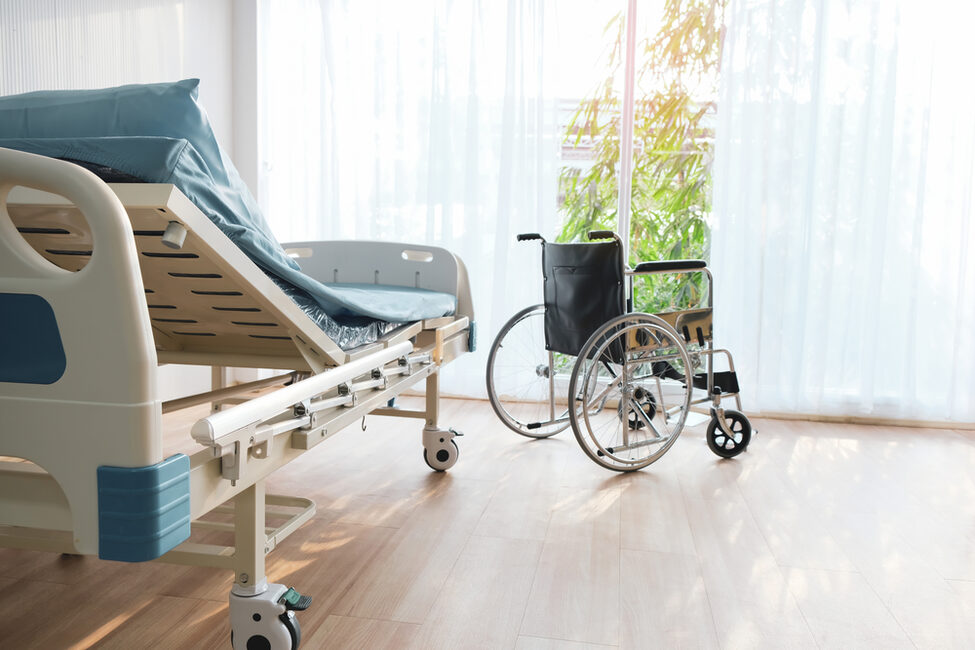 Pflegebett und Rollstuhl