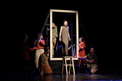 Schauspieler*innen auf der Bühne