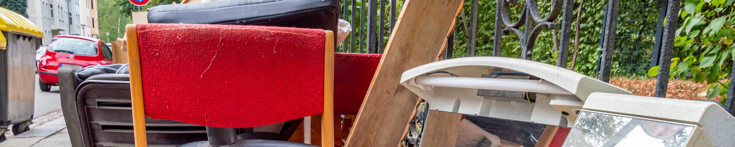 Sperrmüll am Straßenrand