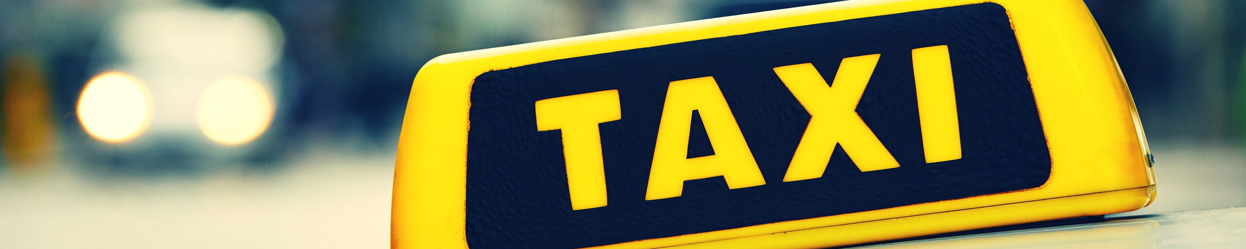 Taxischild auf einem Taxi