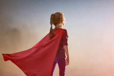 Ein Mädchen im Superman-Kostüm
