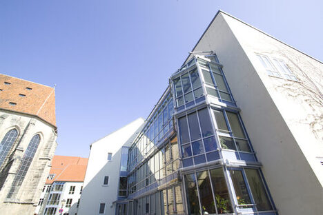 Ämtergebäude mit Wintergartenanbau