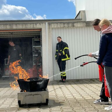 Zwei Mädchen löschen einen Brand