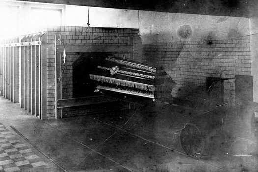 Historisches Schwarz-Weiß-Bild des Krematoriums
