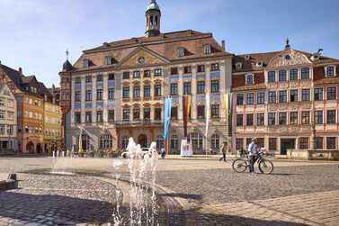Blick vom Marktplatz der Stadt Coburg in Richtung Rathaus